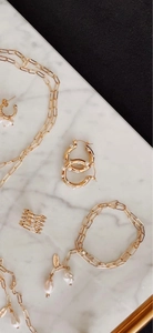 Mise à plat d'un collier en chaîne trombone plaqué or 18k avec perles et ensemble assorti