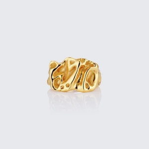 Anillo abierto dorado artístico con textura de lava irregular y brillo metálico
