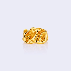 Anillo cruzado dorado minimalista con textura de lava fluida y acabado pulido orgánico