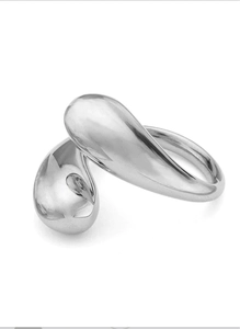 Anillo de gota en acero inoxidable plateado con diseño escultórico minimalista