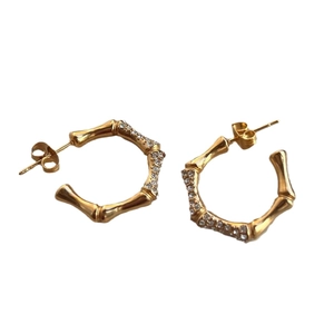 Pendientes de aro en C estilo bambú bañados en oro de 18K con circonitas