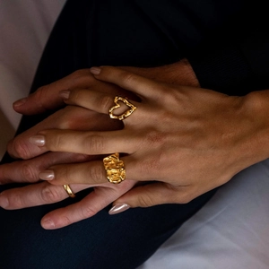Set de tres anillos dorados con corazón calado y bandas anchas texturizadas para mujer