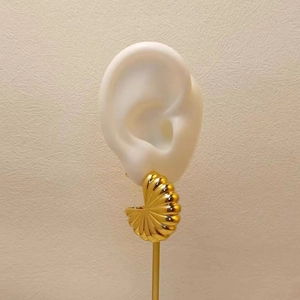 Elegantes pendientes de acero inoxidable bañados en oro de 18k con forma de abanico