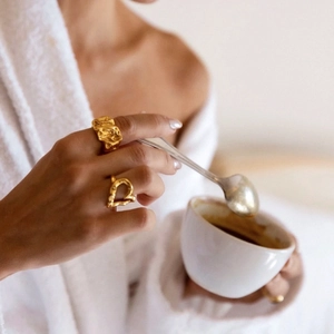 Conjunto de anillos dorados artísticos con textura de lava y corazón para mujer