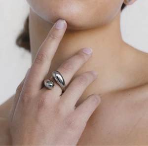 Anillo abierto minimalista de acero inoxidable plateado con forma de gota de agua