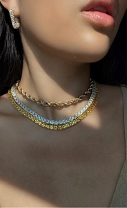 Elegantes Set mit goldener Kordelkette und Tennis-Halskette mit Zirkonia-Ohrringen