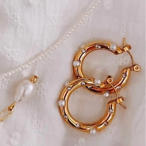 Boucles d'oreilles créoles vintage plaquées or 18k avec perles et cristaux élégants