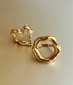 Set de anillos dorados textura lava con corazón hueco irregular y diseño martillado