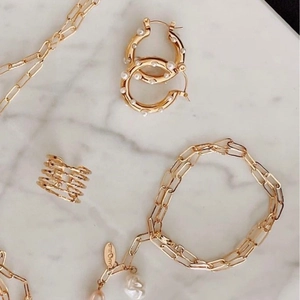 Parure de bijoux rétro plaqué or 18k en acier inoxydable avec perles sur marbre