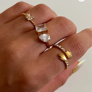 Set di anelli placcati oro con farfalla, pietre taglio smeraldo, goccia e mani che abbracciano