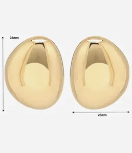 Dettaglio di orecchini a fagiolo dorati con misure di 33 mm di altezza e 26 mm di larghezza