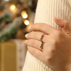 18k vergulde open ring met peervormige groene smaragd en heldere zirkonia steentjes