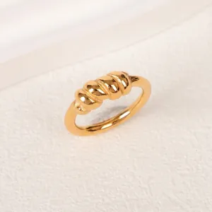 Eleganter goldener gedrehter Kuppelring mit minimalistischer Spiralstruktur für Damen poliert