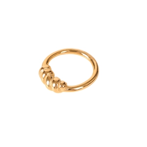 Minimalistischer Goldring aus Edelstahl mit elegantem Spiralmuster auf weißem Hintergrund