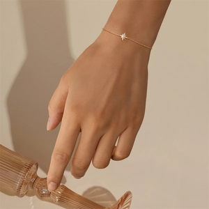 Détail du bracelet en argent S925 doré avec breloque étoile et perle centrale ronde