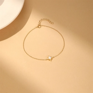 Détail du bracelet en argent s925 doré avec pendentif étoile à huit branches et perle
