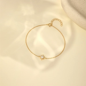 Détail du bracelet en argent 925 avec étoile à huit branches, perle et chaîne dorée