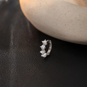 Vue macro d'une boucle d'oreille en argent S925 avec quatre pierres de moissanite blanches