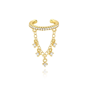Dettaglio di un earcuff in argento dorato con zirconi e pendente a catena sottile