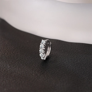 Macro de créoles en argent 925 avec cinq pierres en moissanite étincelantes
