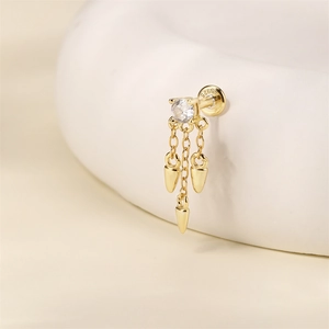 Makroaufnahme von S925 Sterling Silber Goldstecker mit Zirkon und Metallkegelanhängern