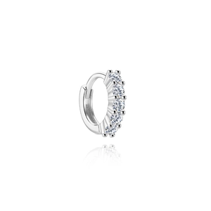 Gros plan de boucles d'oreilles huggies en argent 925 avec cinq pierres marquises brillantes