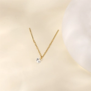 Detailopname van S925 sterling zilveren vergulde oorketting met ronde zirkoonsteen