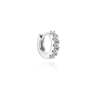 Détail d'une créole huggie en argent S925 avec cinq cristaux ronds sertis sur le devant