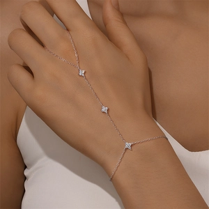 Detailansicht der Handschmuck-Kette aus Sterlingsilber mit Moissanit-Blumenanhängern