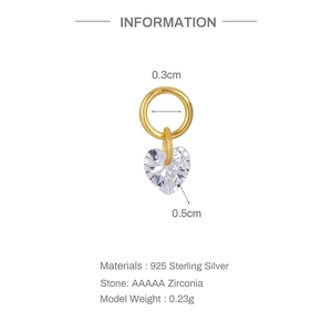 Makroansicht eines Herzanhängers aus 925er Silber mit Goldfinish und AAAAA-Zirkonia
