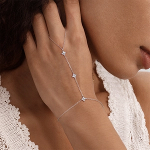Detailsicht der s925 Silber Blumen-Handkette mit funkelndem Moissanit an der Hand