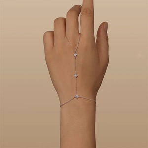 Nahaufnahme eines S925 Silber Blumen-Handschmucks mit Moissanit-Steinen am Hand