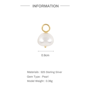 Makro-Detail eines 0,9 cm Perlenanhängers mit vergoldetem 925er Sterling Silber Ring