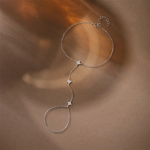 Detailansicht der S925 Silber Kleeblatt Handkette mit funkelnden Moissanit-Steinen