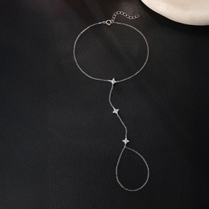 Detail eines 925 Sterling Silber Fingerarmbands mit funkelnden Blumen auf schwarzem Leder