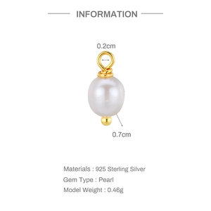 Nahaufnahme des Anhängers aus 925er Silber mit goldener Öse und 0,7 cm weißer Perle