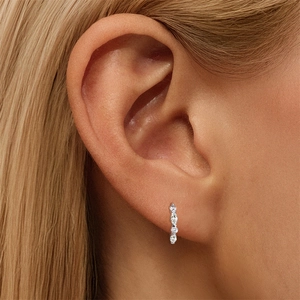 Λεπτομέρεια από κρίκο ασήμι S925 με moissanite σε σχήμα μαρκίζα σε γυναικείο αυτί