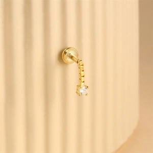 Macro-opname van S925 sterling zilveren goudkleurige oorbel met ketting en zirkoon