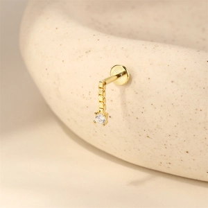 Detailopname van de gouden S925 zilveren oorknop met zirkonia hanger en ketting