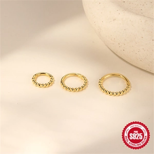 Set aus drei S925 Sterlingsilber Perlenohrringen in Gold mit minimalistischem Stil