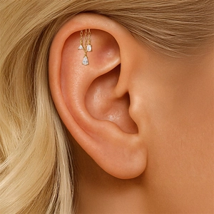 Detalle del pendiente ear cuff de plata S925 dorada con tres colgantes de cristal tallado