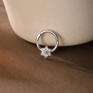 Close-up of S925 silver flower clicker ring with sparkling moissanite petal detail