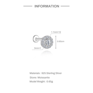 Detalle del pendiente de plata S925 y moissanita con dimensiones de 0,65 cm de diámetro total