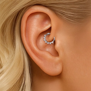 Close-up van S925 zilveren moissanite daith piercing ring met stralend kroonontwerp