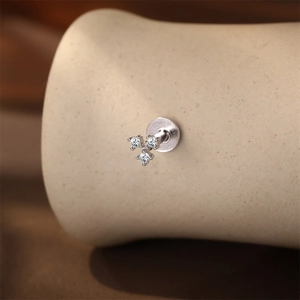 Vista macro de piercing en plata S925 con tres racimos de moissanita y diseño plano
