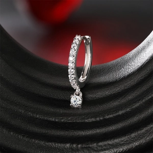 Λήψη macro από ασημένιο σκουλαρίκι αστέρι S925 με λαμπερή πέτρα από μωισσανίτη