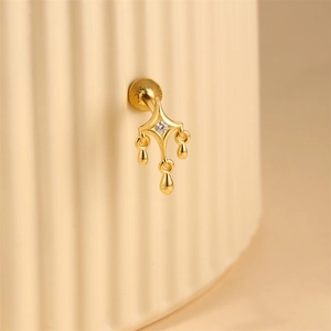 Macro-opname van gouden S925 zilveren ster oorbel met zirkoon en waterdruppel hangers