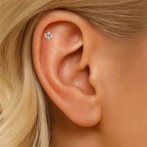 Detalle de pendiente helix floral de plata S925 y moissanita en modelo de oreja