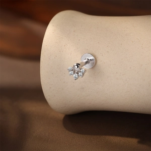 Detalle macro de piercing de plata S925 con diseño de circonitas en forma de abanico