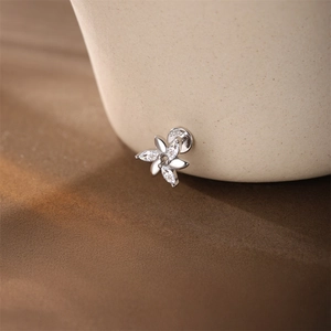 Vista macro de pendientes de flor en plata S925 con pétalos de circonita marquise
